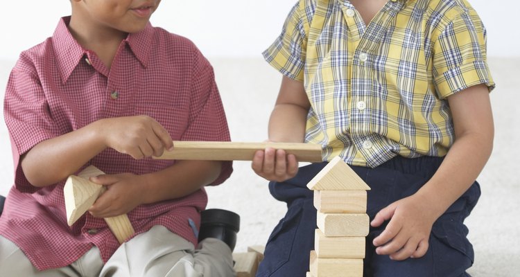 Enséñale a tu niño pequeño a mostrar preocupación a través de compartir.