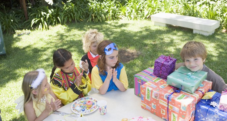 Con todo el espacio que tienes disponible, hacer una fiesta en el parque es una idea maravillosa.