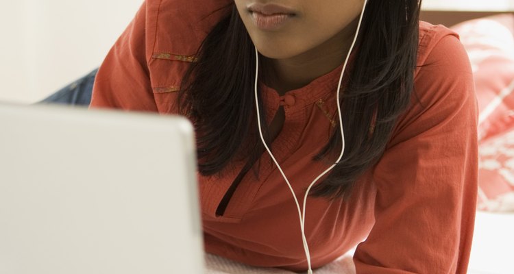 Muchos jóvenes escuchan música mientras utilizan otros dispositivos de medios.