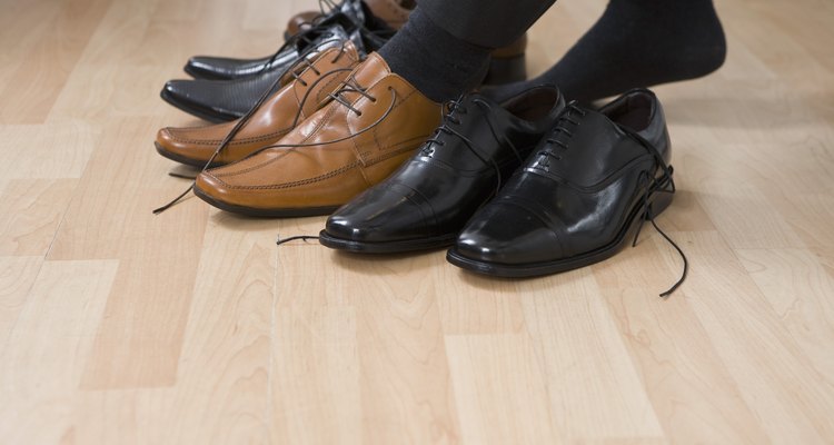 El mal olor de pies puede hacer que sea embarazoso quitarte los zapatos cuando estás rodeado de otras personas.