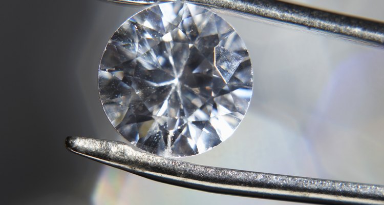 El valor de un diamante se calcula combinando ciertos factores: el peso, el corte, la claridad y el color.