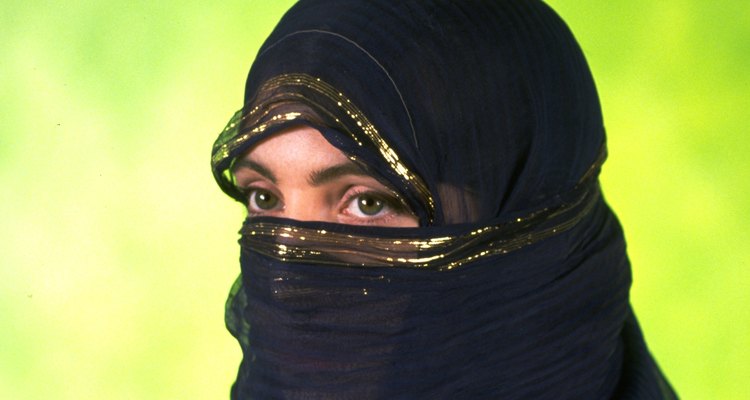 A maioria das mulheres muçulmanas não cobre a face, mas cobrir a face é fortemente associado ao Islã na Europa ocidental, Austrália e Estados Unidos