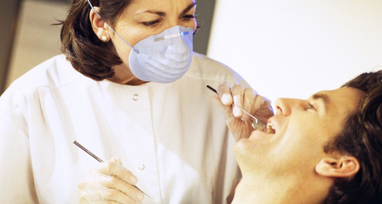Un dentista puede ser vulnerable a una demanda de mala práctica por actos de negligencia.