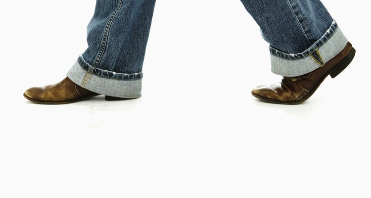 Caminar una larga distancia con botas podría verse genial, pero puede causar moretones y dolor en tus pies.