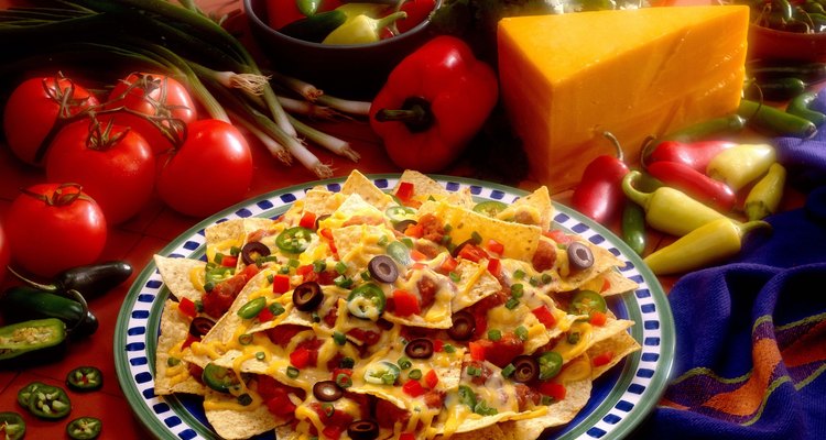 Faça nachos e margaritas e use pimentas para decorar sua festa mexicana