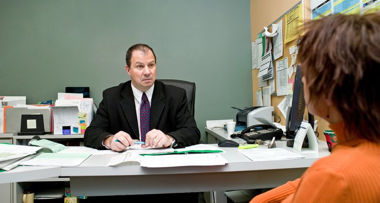 La redacción de documentos legales puede requerir la ayuda de un abogado.