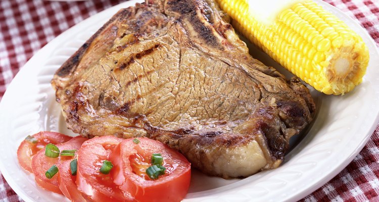 Una combinación clásica para la cena es un bistec y varias guarniciones.