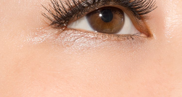 Los tatuajes de cejas crean la ilusión óptica de cejas gruesas y llenas.