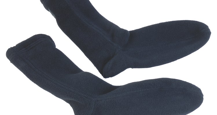Meias pretas de algodão são perfeitas para serem transformadas em botas tabi