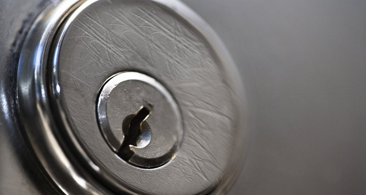 Pulveriza lubricante sobre las cerraduras regularmente para evitar que las llaves se rompan.