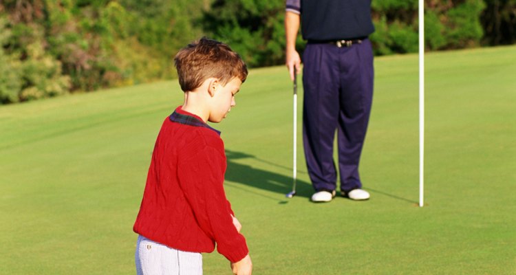 El golpe al green debería ser tu primer parada cuando le enseñas a tu hijo a jugar golf.