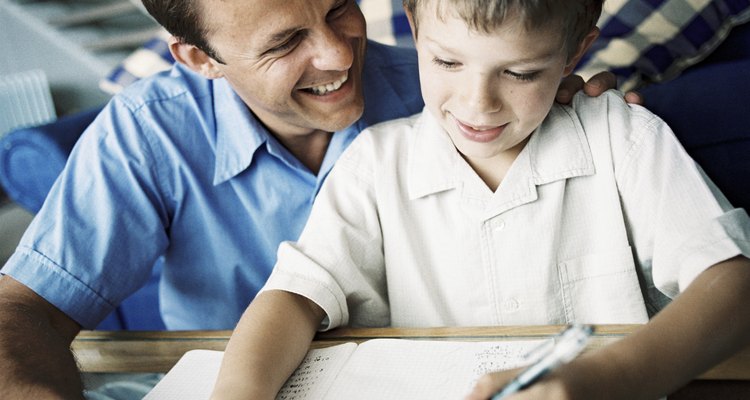 Ofrécele muchos refuerzos positivos a tu hijo cuando practique su escritura.
