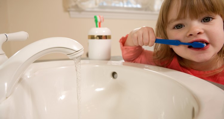 Los niños pequeños pueden cepillarse con pasta de dientes, siempre y cuando no contenga fluoruro.