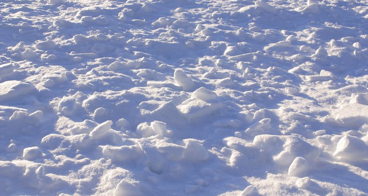 Las laderas de la montaña suelen estar cubiertas de hielo y nieve.