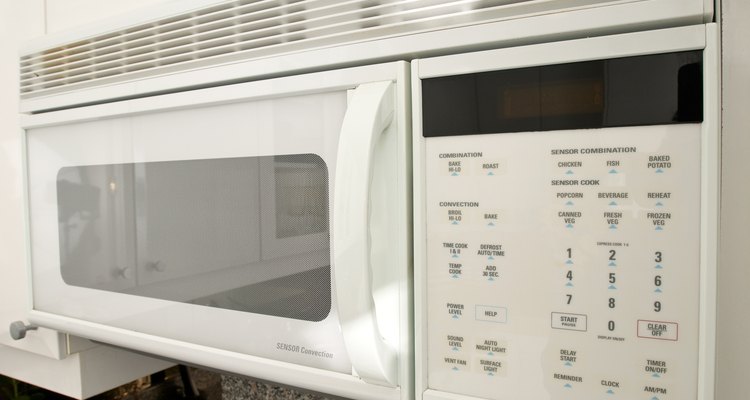 Um pequeno forno-recipiente especial usa a radiação de um forno de micro-ondas