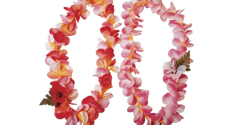 Make Hawaiian garlands from tissue paper.