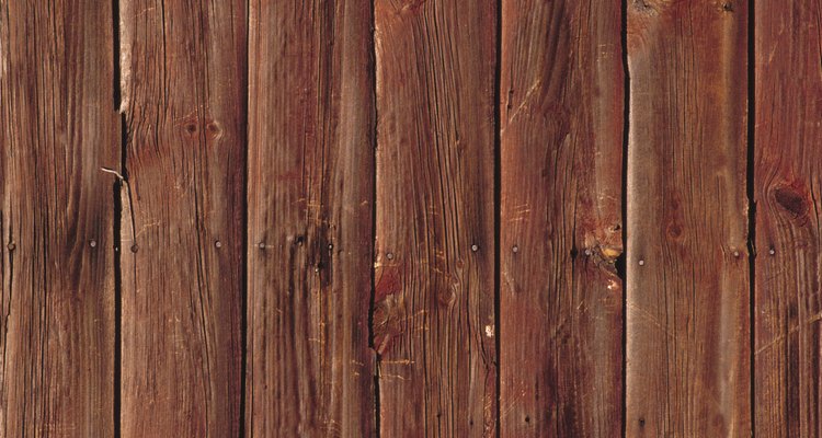 Arma el marco del piso con las tablas de madera.