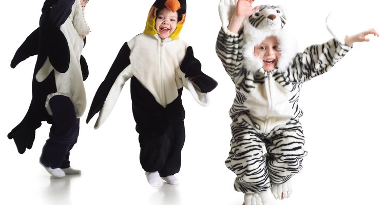 Los disfraces permiten a los niños pretender ser animales de la jungla.