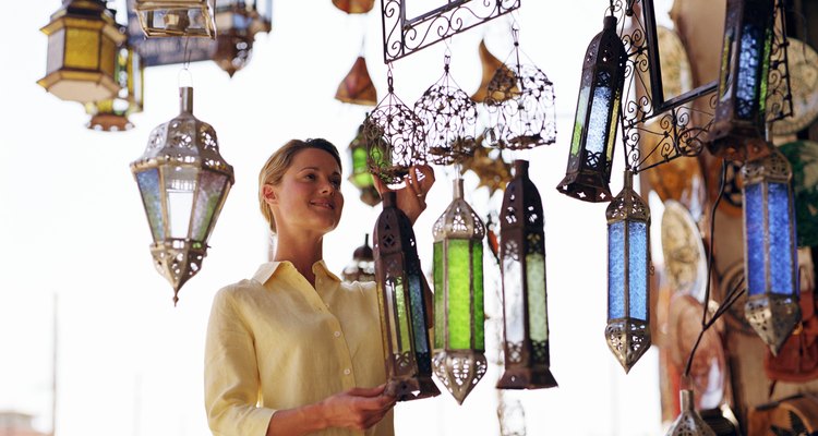 Puedes ahorrar dinero haciendo tu propia lámpara marroquí.