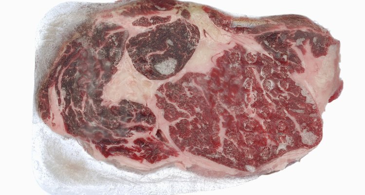 Congelar a carne poderá ajudar a preservá-la, mas poderá também danificá-la, se ela não estiver embalada apropriadamente