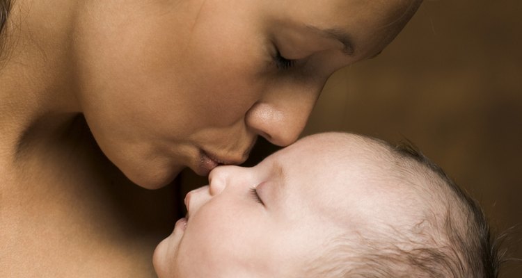 Al nacer, los bebés tienen mínimas cantidades de lanugo presentes.