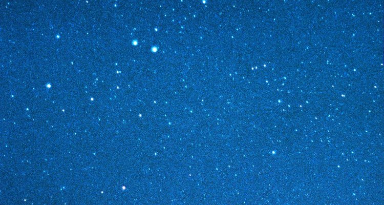 Acampa bajo un cielo lleno de estrellas.