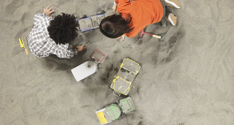 Permite que los estudiantes excaven en la caja de arena para explorar de qué está hecha la arena.
