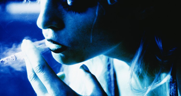 Los adolescentes pueden influir en los niños a fumar de varias maneras, incluyendo la presión de sus pares.