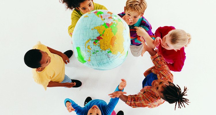 Las actividades internacionales enseñan a los niños sobre su mundo.