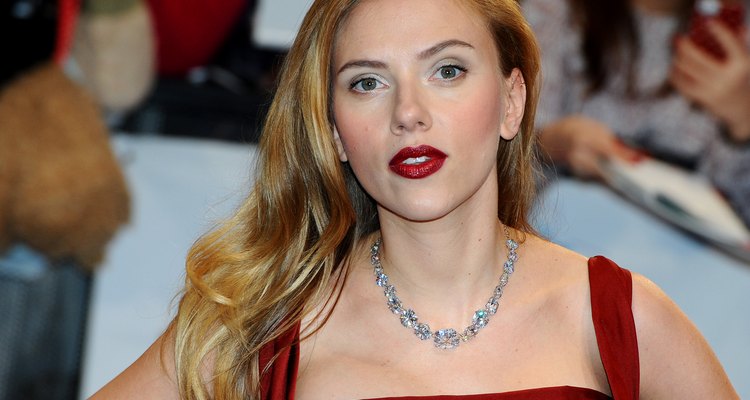 A atriz Scarlett Johansson tem o rosto em formato de triângulo invertido