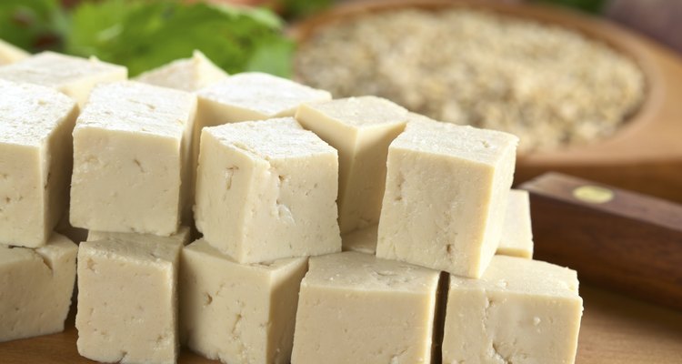 Tofu en cuadritos.