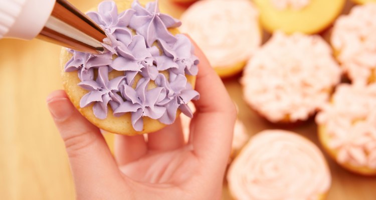 Decorating cupcake with frosting