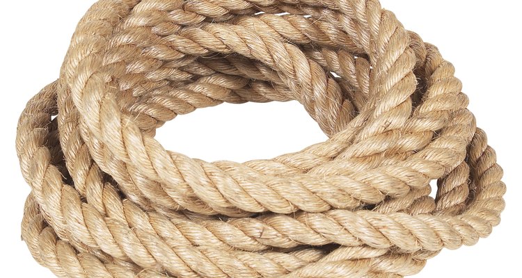 Aprenda a amarrar uma corda a uma árvore de maneira segura