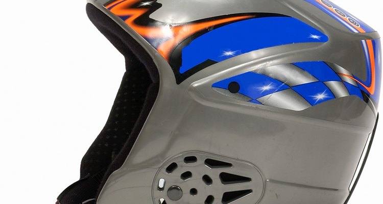 Para los amantes del deporte con tabla de nieve, es muy importante el uso de casco pues realizan frecuentemente saltos y giros extremos.