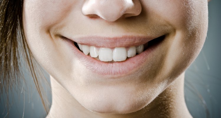 Branquear os dentes com remédios para um sorriso com aparência saudável