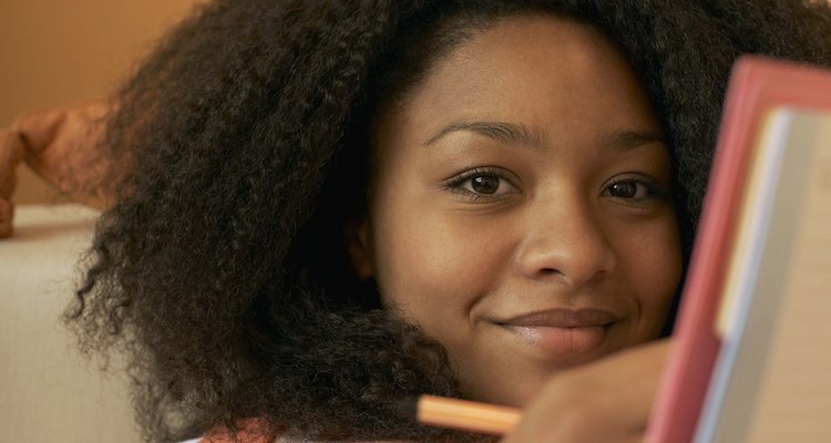 Las adolescentes pueden escribir o dibujar en un nuevo periódico.