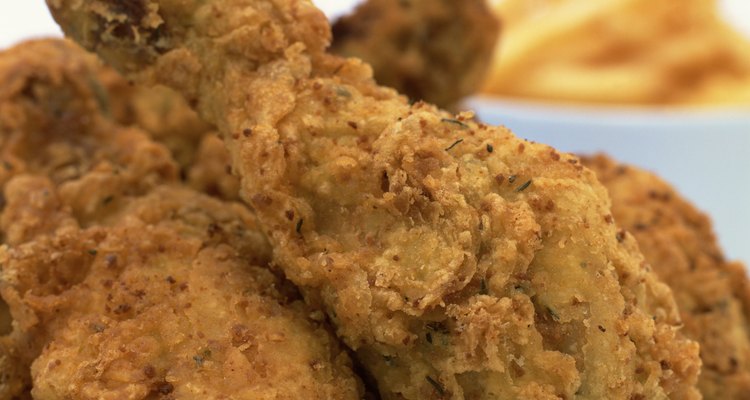 Cocinar el pollo frito de forma adecuada hace que se pueda comer de manera segura.