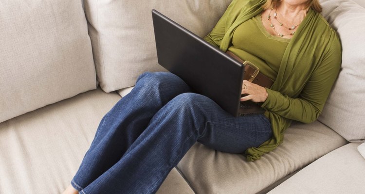 Conecte os módulos do sofá para que não escorreguem quando sentar ou deitar neles
