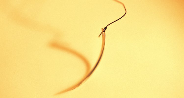 Una aguja curva facilita el hecho de coser.