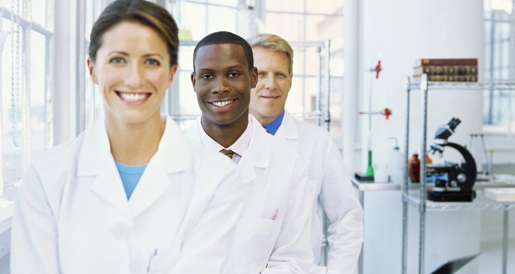 Los tecnólogos médicos y tecnólogos clínicos de laboratorio suelen ganar el cuarto salario más alto entre los candidatos con formación en biología.