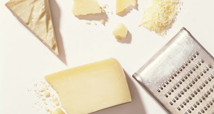 El agregado de queso parmesano transforma una salsa de crema tradicional en una salsa Alfredo.