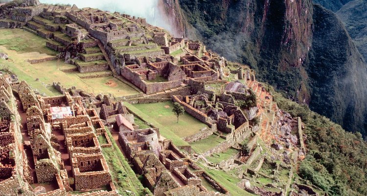 La religión incaica fue un tanto similar a la mitología griega en que los incas creían en muchos dioses.