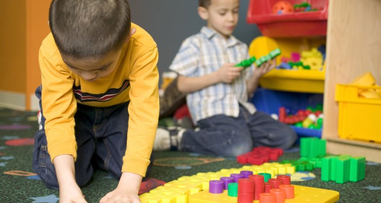 Un juguete ayuda al desarrollo cuando requiere el uso de recursos físicos o mentales de tu hijo.