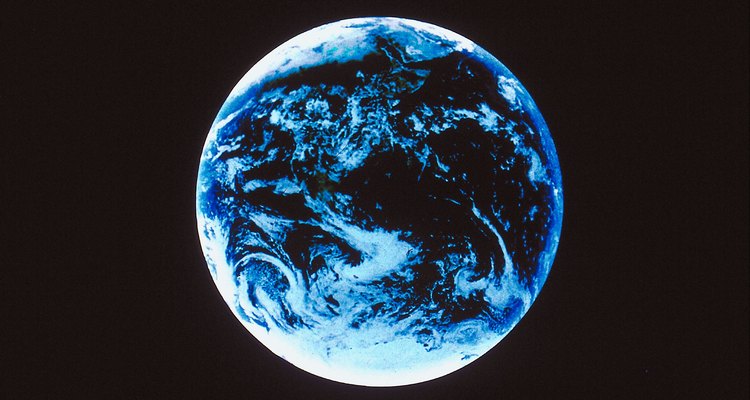 La Tierra parece azul desde el espacio exterior.