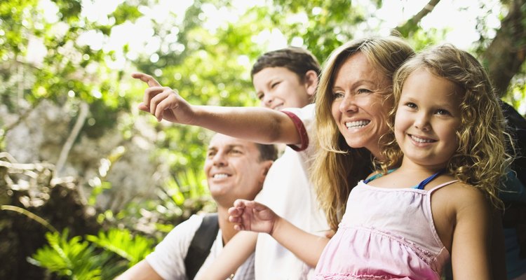 La búsqueda del tesoro es una manera en que la familia puede disfrutar de la naturaleza.