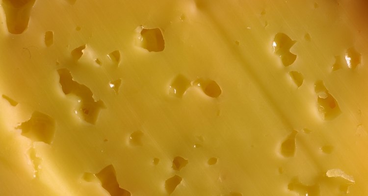 Comer queijo estragado ou vencido não é uma boa ideia