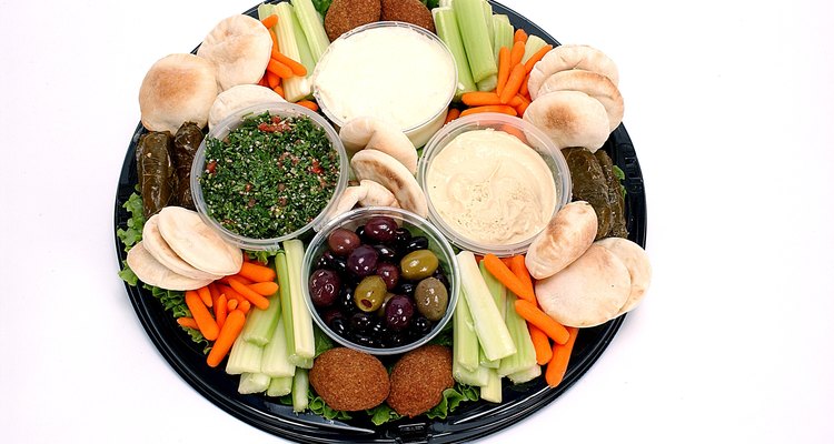 Palitinhos de legumes podem ser servidos com dips de iogurte e azeitonas, numa releitura da comida grega