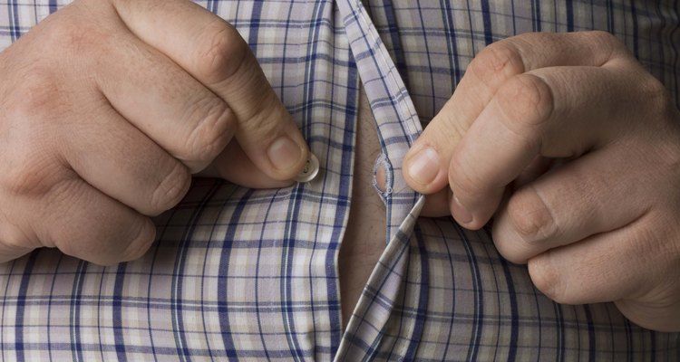 Si tienes sobrepeso en la zona del estómago, mantén la camisa suelta, pero que no quede demasiado ajustada.