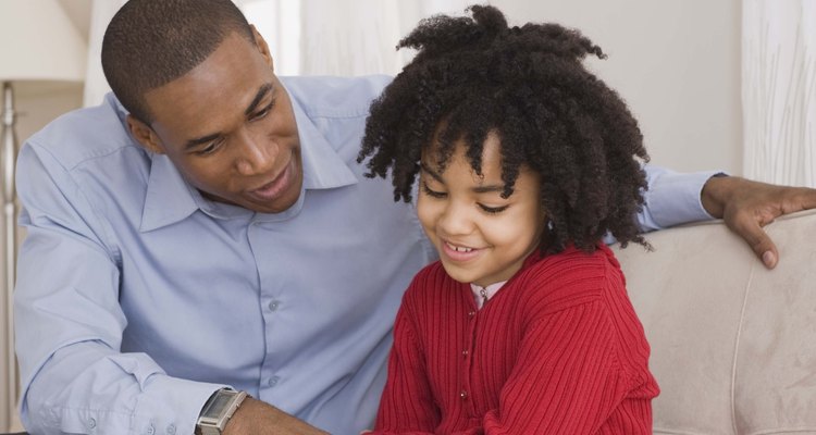 Leer textos informativos con tus hijos ayuda a reforzar las técnicas de comprensión.