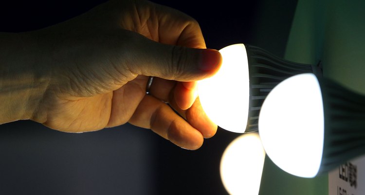 Las bombillas de LED son mucho más eficaces que las incandescentes, ya que la mayoría de su electricidad produce luz.